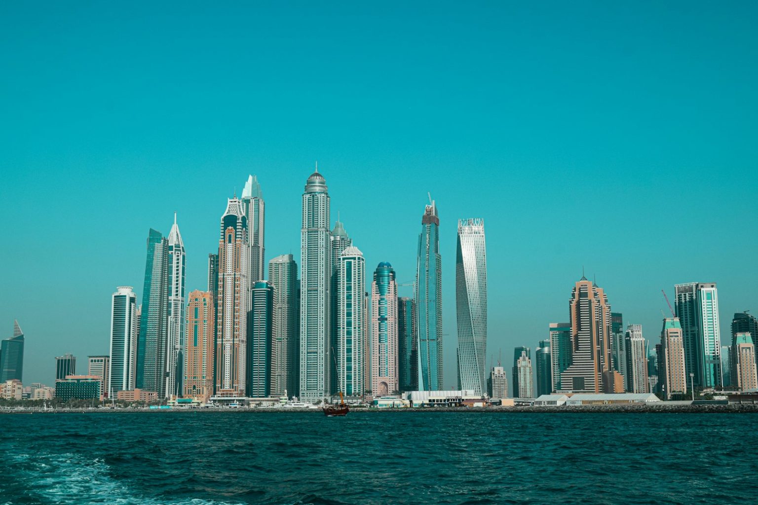Dubai skyline - mainland vs free zone company in the UAE