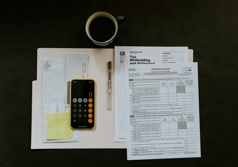 Documents and smartphone - e-invoicing in the UAE