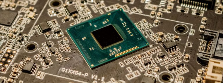 Close-up of an AI processor chip on a circuit board, symbol of AIREV OnDemand agents running on Qualcomm Dragonwing hardware