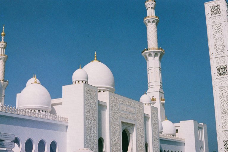White domes and minarets of Sheikh Zayed Grand Mosque in Abu Dhabi, illustrating the UAE Islamic finance strategy targeting AED 2.56 trillion in assets by 2031