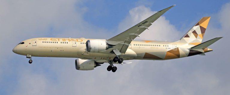 An Etihad Airways Boeing 787 on approach against a blue sky with clouds, an illustration for the launch of year-round Etihad flights from Abu Dhabi to Red Sea International Airport in Saudi Arabia from 4 October 2026